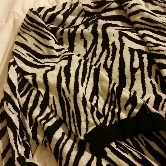 🔶️5 for $30🔶️ Express Zebra Print Cardigan Sweater - Picture 2 of 3